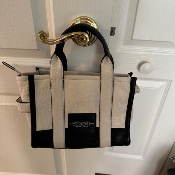 MARC JACOBS THE TOTE BAG MINI COLORBLOCK LEATHER/ BLACK/IVORY - Picture 3 of 5